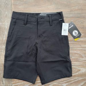 NWT Brand new boys Volcom black shorts size 23 (size 10 slim)